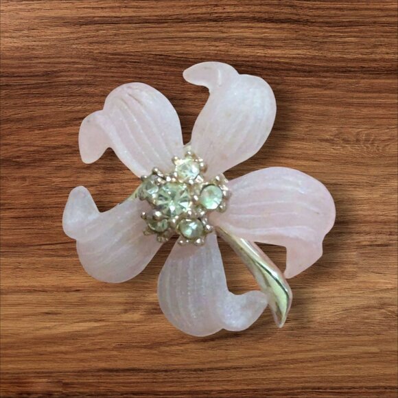 Vintage Pink LUcite Dogwood Flower Brooch With Rhinestone Center & Gold-Tone - Picture 1 of 5